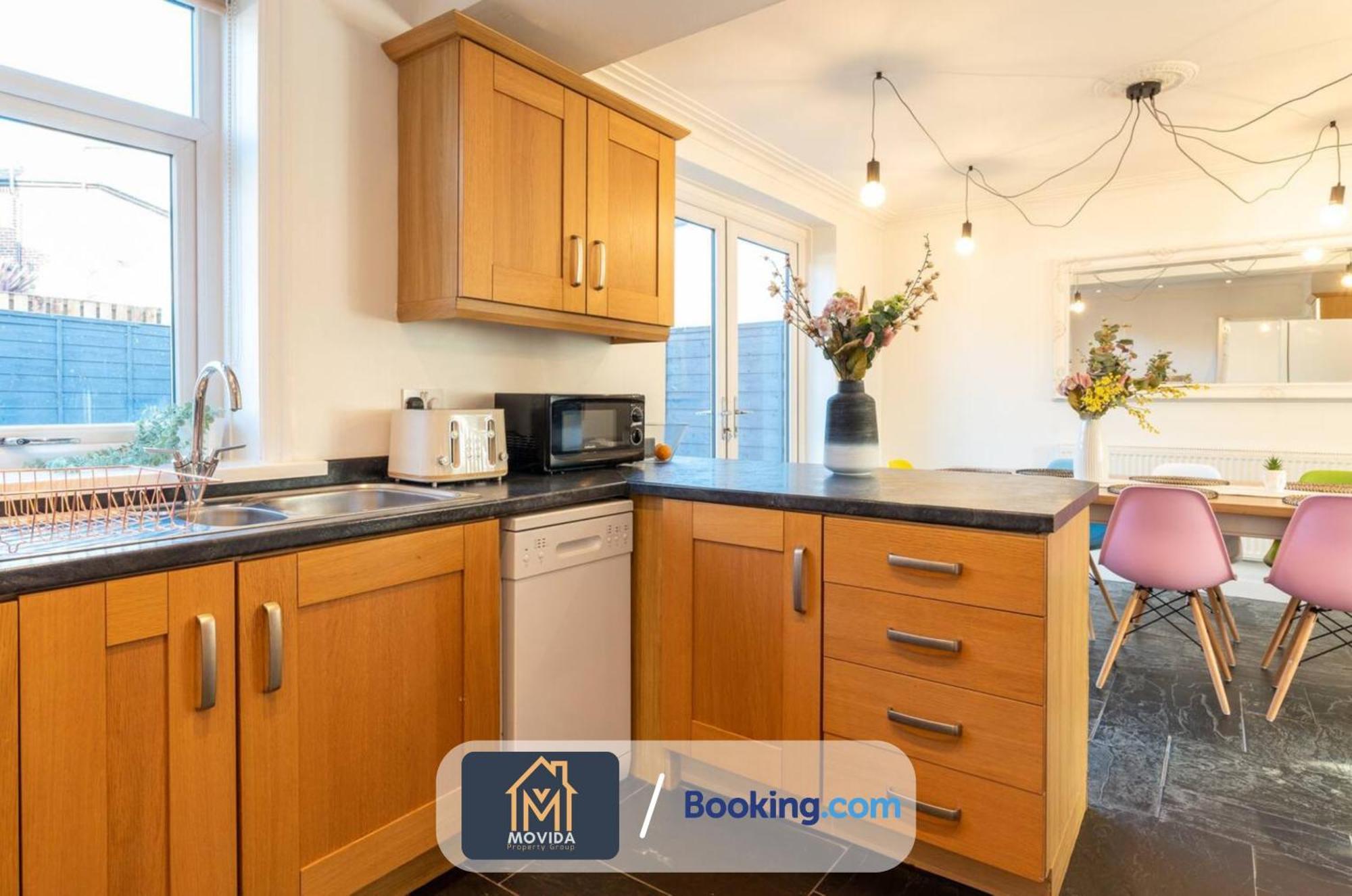 Large Modern 6 Bedroom House By Movida Property Group Short Lets & Serviced Accommodation With Games Room Leeds  Exterior foto