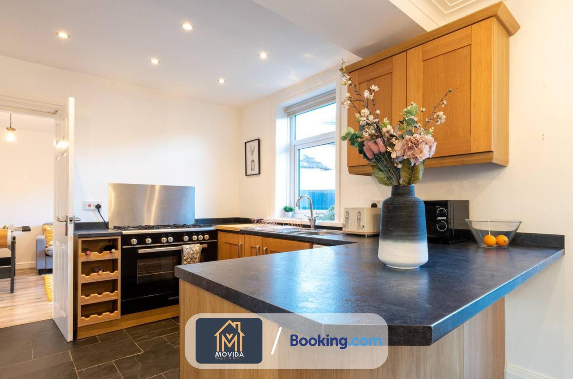Large Modern 6 Bedroom House By Movida Property Group Short Lets & Serviced Accommodation With Games Room Leeds  Exterior foto