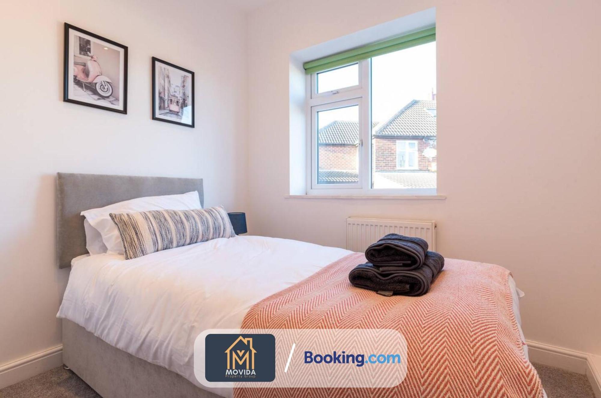 Large Modern 6 Bedroom House By Movida Property Group Short Lets & Serviced Accommodation With Games Room Leeds  Exterior foto