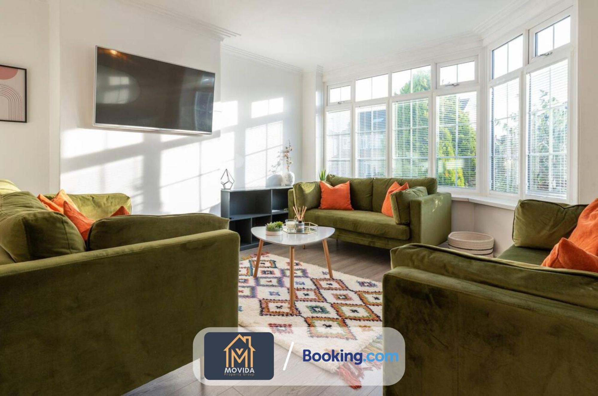 Large Modern 6 Bedroom House By Movida Property Group Short Lets & Serviced Accommodation With Games Room Leeds  Exterior foto