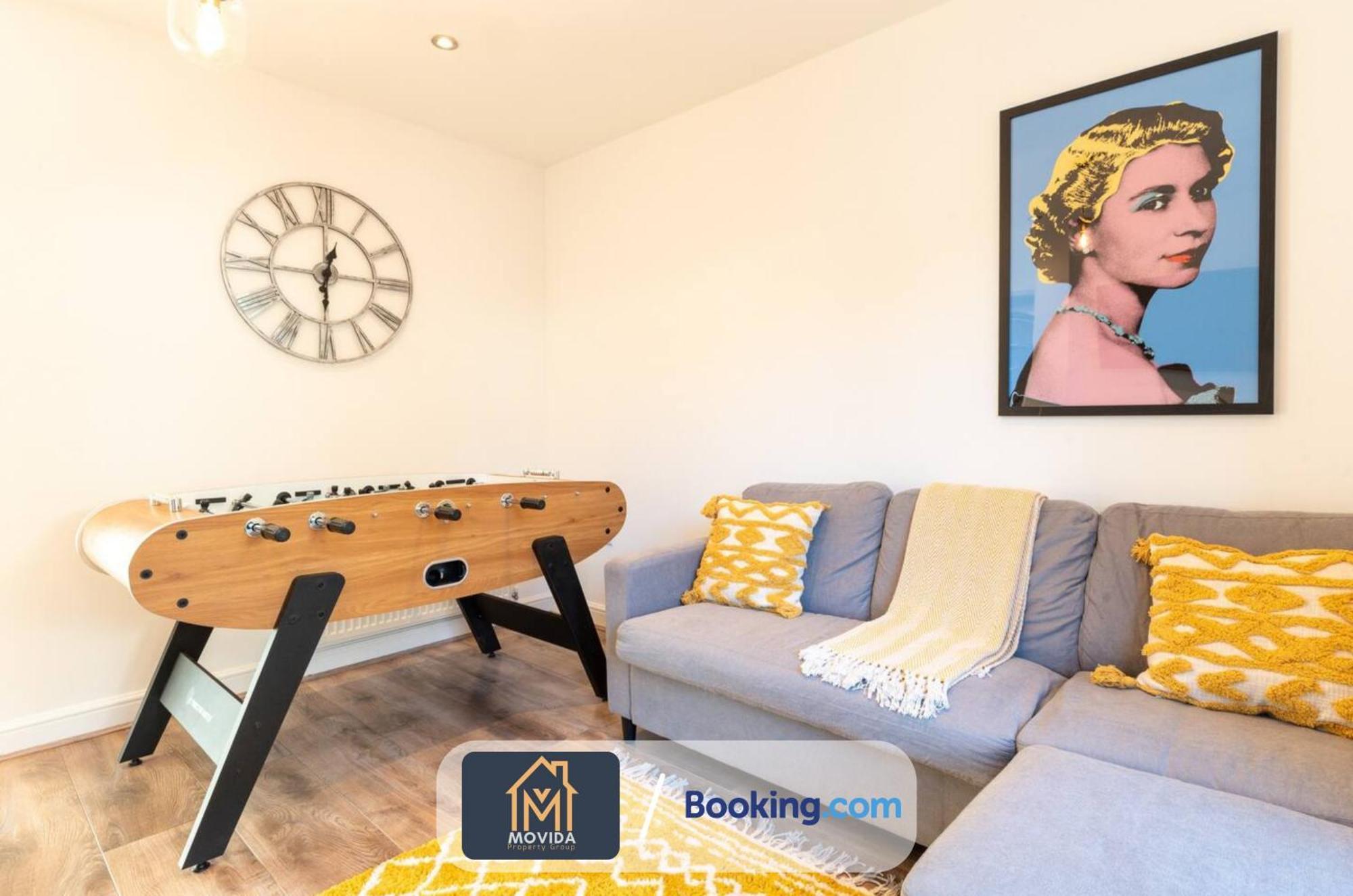 Large Modern 6 Bedroom House By Movida Property Group Short Lets & Serviced Accommodation With Games Room Leeds  Exterior foto