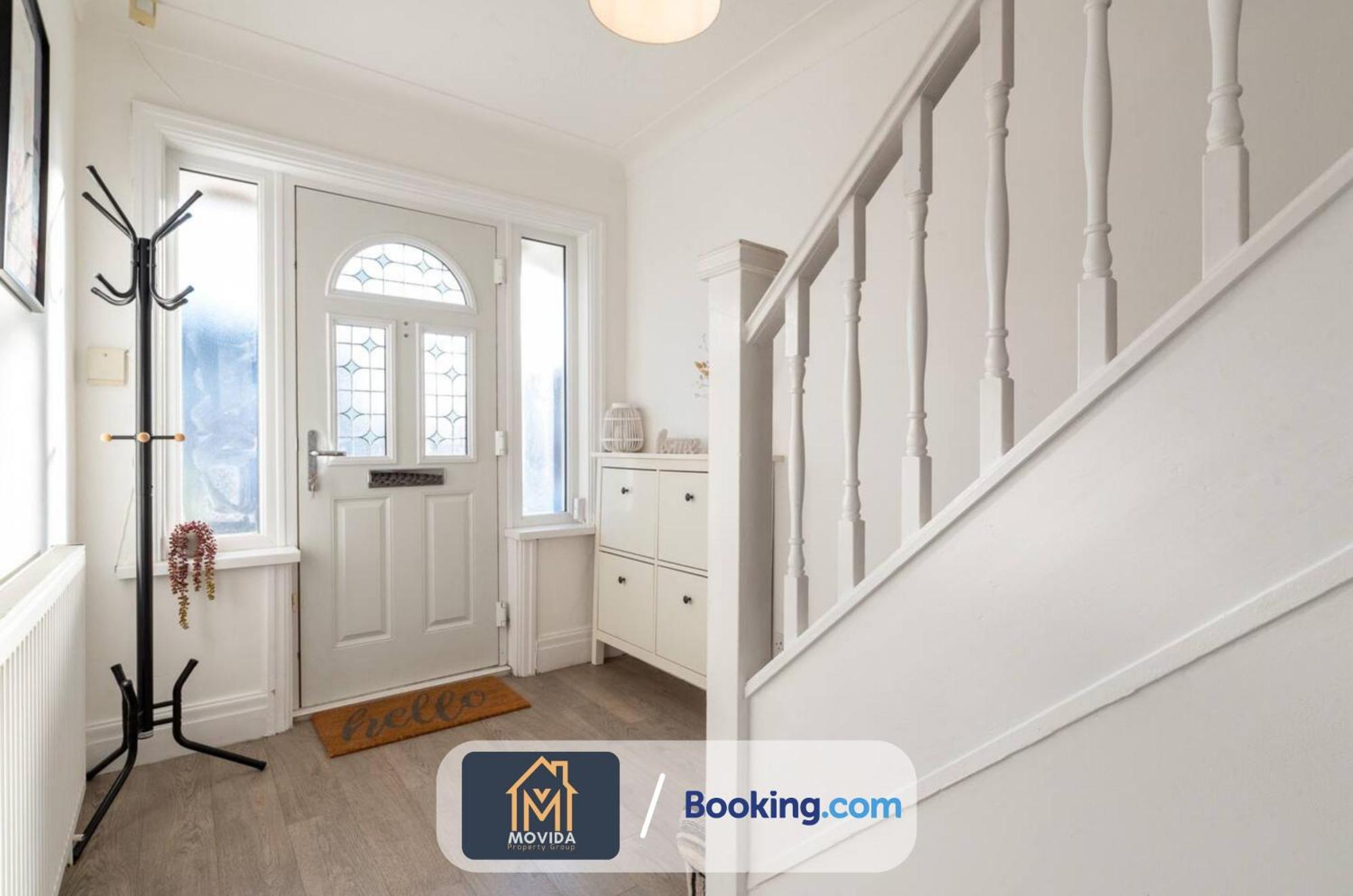 Large Modern 6 Bedroom House By Movida Property Group Short Lets & Serviced Accommodation With Games Room Leeds  Exterior foto